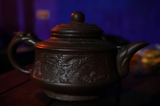 Металлический чайник стоит на столе - Фото, изображение