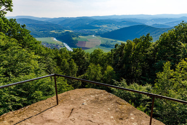 Vista da rocha púlpito Devils para o Vale do Rio Werra entre Hesse e Turíngia - Foto, Imagem