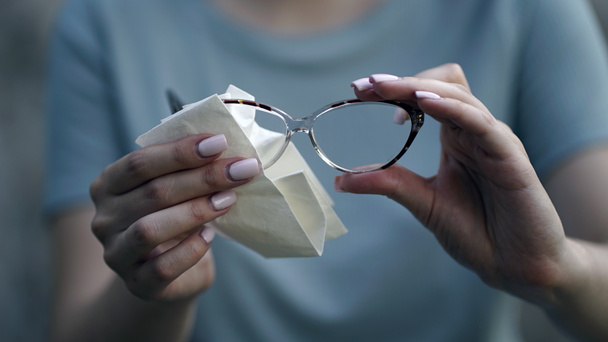 Nő törlőkendő szemüveg szalvétával - Fotó, kép