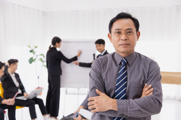 Retrato asiático adulto inteligente empresário braço confiante cruzado. empresário masculino pé com escritório trabalhador planejamento gestão reunião. - Foto, Imagem