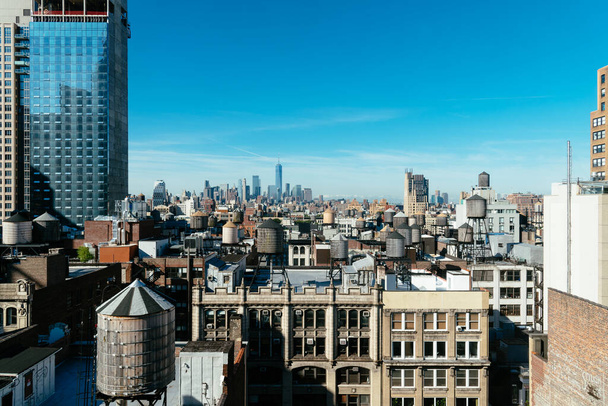 Skyline van Manhattan in New York City met watertanks - Foto, afbeelding
