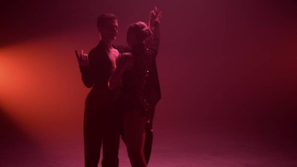 Hombre elegante mujer bailando en el interior. Sexy pareja realizando paso doble en el escenario. - Foto, Imagen