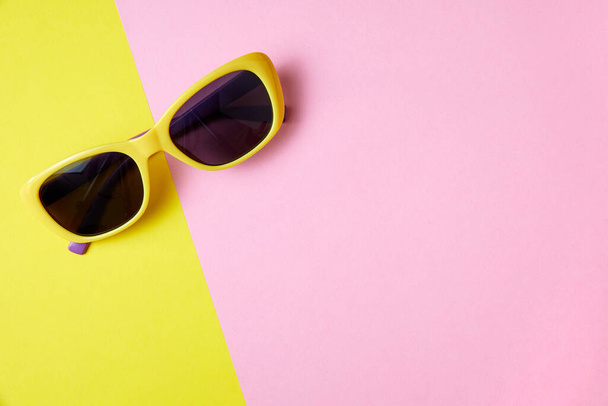 Gafas de sol sobre fondo colorido mínimo con espacio para copiar - Foto, Imagen