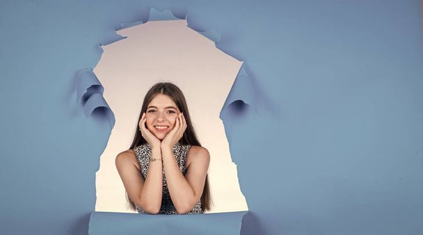 express real emotions. happy kid casual style. happy childhood. teenage child looking stylish. smiling girl on blue background. kid beauty standards. fashion and beauty. copy space - Foto, imagen