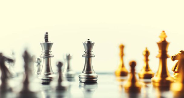 Ideias de estratégia de negócios, planejamento estratégico. Peças de xadrez no tabuleiro de xadrez em tons vintage. - Foto, Imagem