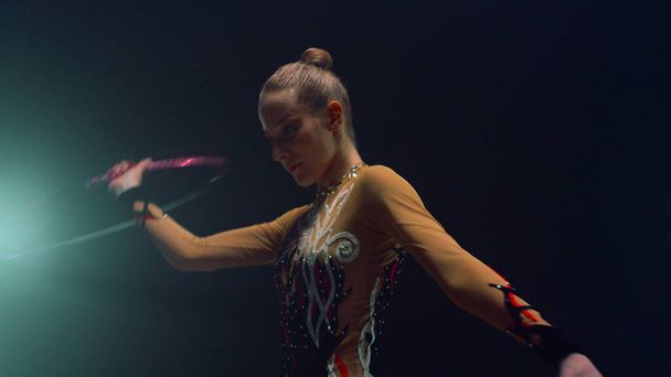 Atraktivní žena předvádí hula obruč. Dívka praktikující rytmickou gymnastiku  - Fotografie, Obrázek