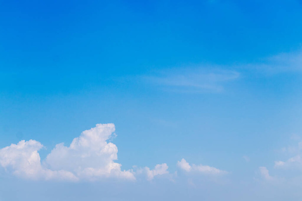 Διαυγές μπλε χρώμα του ουρανού με φόντο λευκό σύννεφο - Φωτογραφία, εικόνα