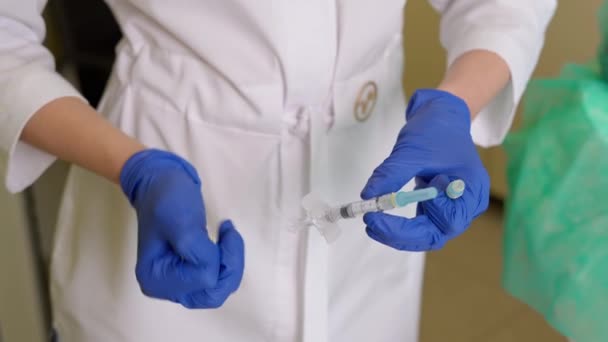 Lekarz kosmetolog zmieniający igłę na strzykawce w klinice kosmetycznej - Materiał filmowy, wideo