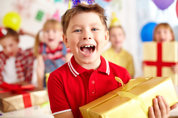 Niño con gran caja de regalo roja
 - Foto, imagen