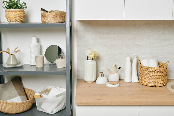 Un estante con una variedad de artículos para el hogar y el cuidado del cuerpo en piso moderno - Foto, imagen