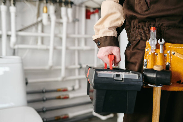Людина, що тримає коробку інструментів з ручними інструментами для ремонту робіт
 - Фото, зображення