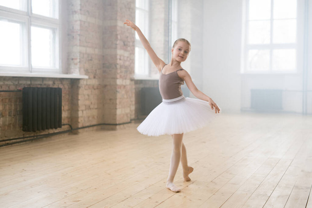 Malá baletka cvičí balet v taneční škole, připravuje se na představení - Fotografie, Obrázek