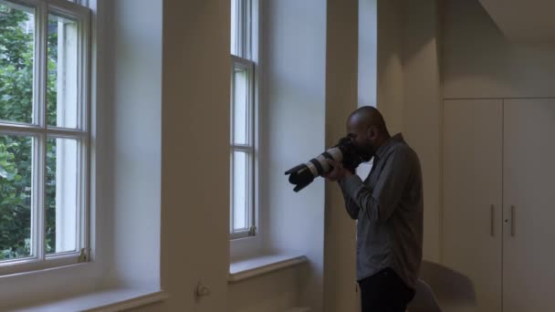 Adulte UK Asiatique Homme prenant des photos de surveillance de la fenêtre de bureau. Verrouillé - Séquence, vidéo
