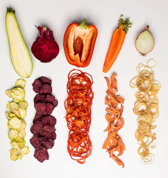ベジタリアン用のおやつとして様々な乾燥野菜のスライス - 写真・画像