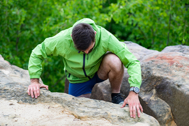 homem escalando pedras no verão - Foto, Imagem