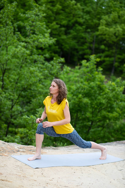 kobieta robi jogę na świeżym powietrzu w lecie - Zdjęcie, obraz