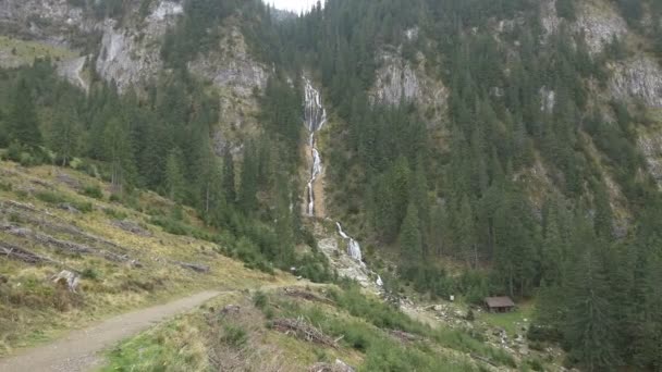 Scogliera di montagna con alberi e cascata - Filmati, video