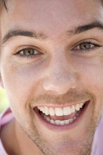 Head shot of man smiling - Foto, afbeelding