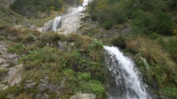 L'acqua che cade da una montagna - Filmati, video