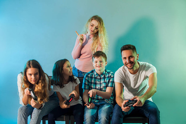 Family time together, start virtual games at home - Foto, afbeelding