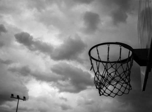 Basquetebol backboard com um anel na rua no parque infantil contra o fundo do céu - Foto, Imagem