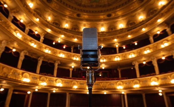 Львів, Україна - 10 червня 2021: AEA Ribbon Microphone R44C на фоні оперного театру у Львові - Фото, зображення