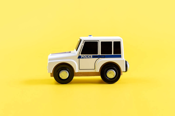 Brinquedo infantil, carro em fundo amarelo. Carro da polícia. Conceito. Isola. Espaço para cópia. Foto de alta qualidade - Foto, Imagem
