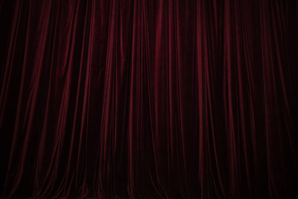 Czerwona kurtyna w teatrze. Teksturowane tło - Zdjęcie, obraz