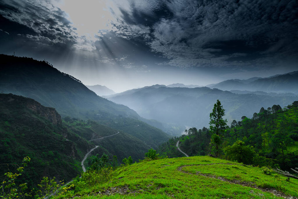 bela paisagem de montanha com grama verde  - Foto, Imagem