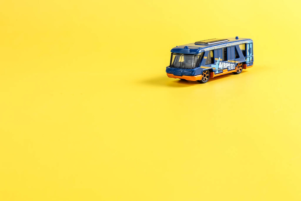 おもちゃのバス。旅客バス、子供のおもちゃ。普通のバスだ。空港へのルート。コンセプト。高品質の写真 - 写真・画像