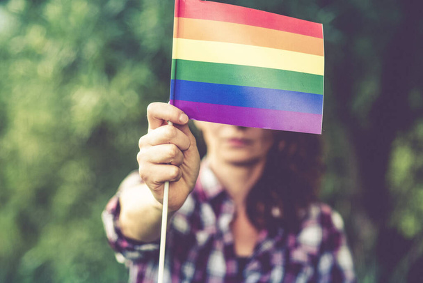 Frau mit Regenbogenfahne LGBT-Rechte - Foto, Bild