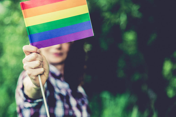 donna con bandiera arcobaleno diritti LGBT - Foto, immagini