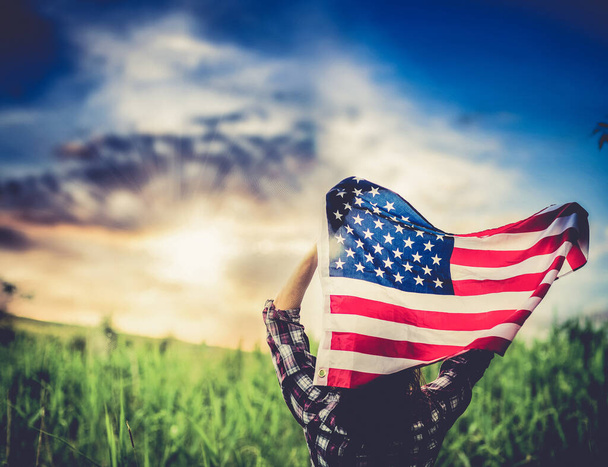 mujer sosteniendo día de independencia bandera de EE.UU. - Foto, imagen