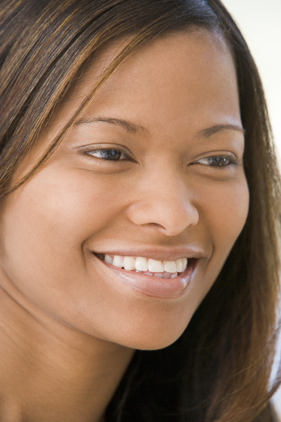 Head shot of woman smiling - 写真・画像
