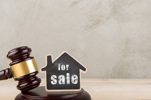 Real estate concept -auction gavel and little house with inscription For Sale - Foto, imagen