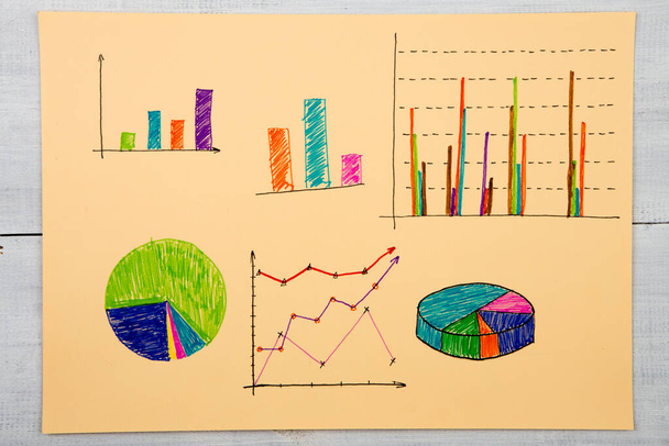 Concepto de negocio - Gráficos financieros dibujados con plumas de colores - Foto, imagen