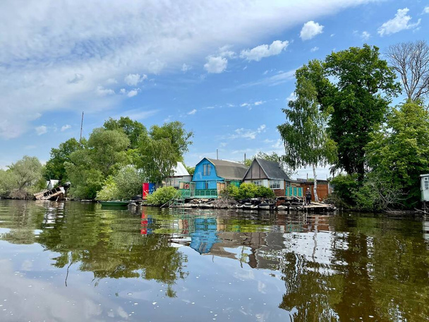 Alte Landhäuser, die direkt am Wasser stehen, werden regelmäßig überflutet - Foto, Bild