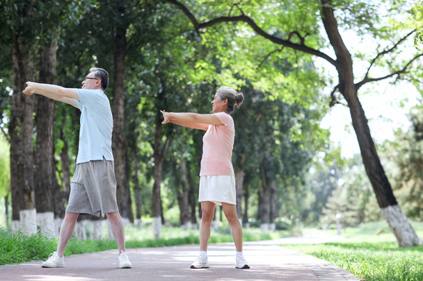 Happy Old couple sports in the park - Foto, Imagem