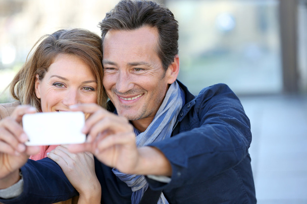 Couple taking picture with smartphone - Foto, Imagem