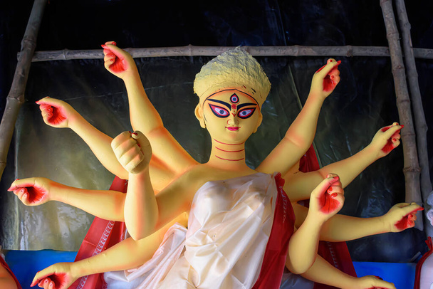 Devi Durga istennő bálványa készülődik a közelgő Durga Puja fesztiválra egy kalkuttai fazekas stúdióban. Ez a hinduizmus legnagyobb fesztiválja, amit világszerte ünnepelnek.. - Fotó, kép