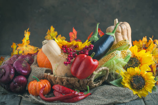 A mesa, decorada com legumes e frutas. Festival da Colheita, Feliz Dia de Acção de Graças. Fundo de outono. Foco seletivo. - Foto, Imagem