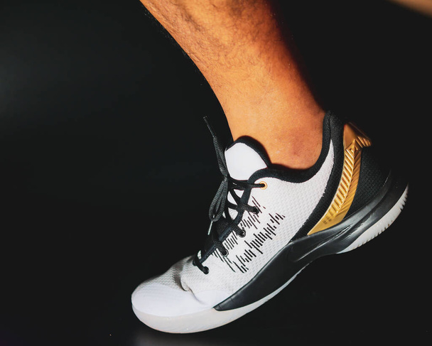 Detailní záběr sportovců vázajících popruhy bot při přípravě na trénink po krizi COVID-19. - Fotografie, Obrázek