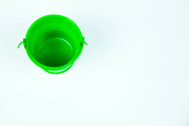 Pequeño cubo verde aislado sobre fondo blanco - Foto, Imagen