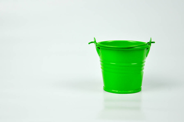 Маленький зеленый ведро изолированы на белом фоне - Фото, изображение