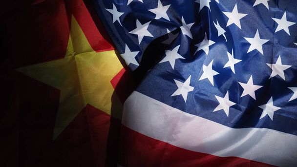 Σημαία ΗΠΑ και Κίνας σε μαύρο φόντο. Αντιπροσωπεύουν σοβαρή εμπορική ένταση ή εμπορικό πόλεμο μεταξύ της Αμερικής και της Κίνας. οικονομική έννοια. Σημαίες της Κίνας και των Ηνωμένων Πολιτειών της Αμερικής. πάνω γωνία προβολής - Φωτογραφία, εικόνα