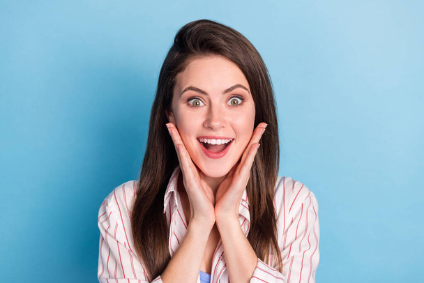 Close-up portrait of attractive amazed cheerful girl great idea plan solution reaction isolated over bright blue color background - Foto, Imagen