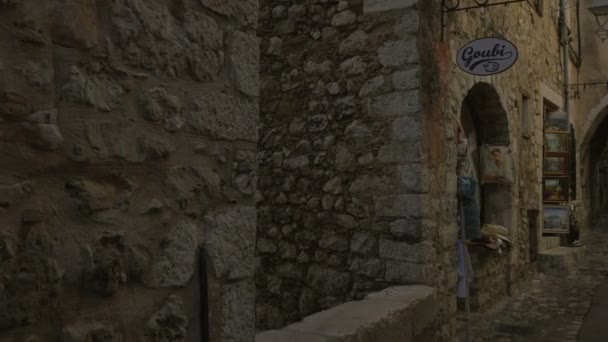 Узкая аллея между каменными зданиями - Кадры, видео