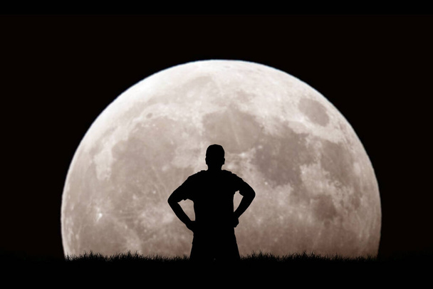 sylwetka człowieka z księżycem na tle nocnego nieba - Zdjęcie, obraz