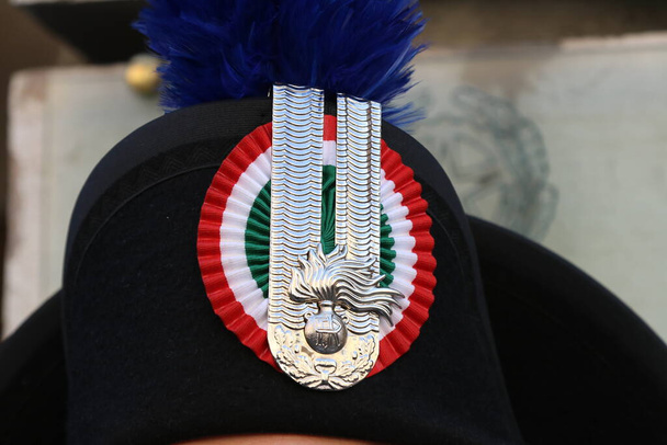 Kapelusz ceremonialnego munduru Korpusu Wojskowego Carabinieri, wojsko włoskie, detal z fryzem, kogutem i herbem - Zdjęcie, obraz