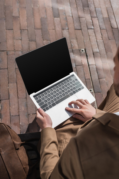 visão de alto ângulo de homem de negócios digitando no laptop com tela em branco  - Foto, Imagem